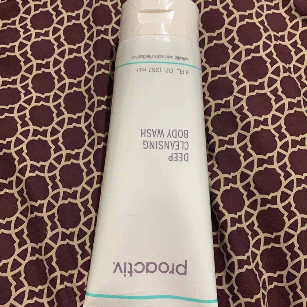 Proactive deep cleansing body wash